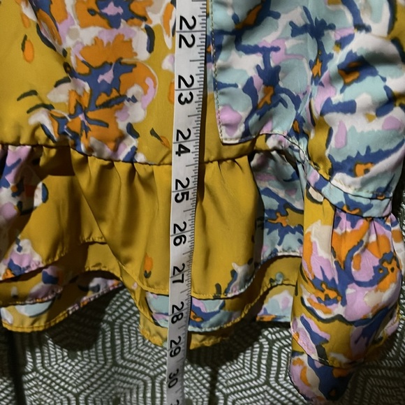 Logo instant chic size large blouse EUC - Picture 9 of 10